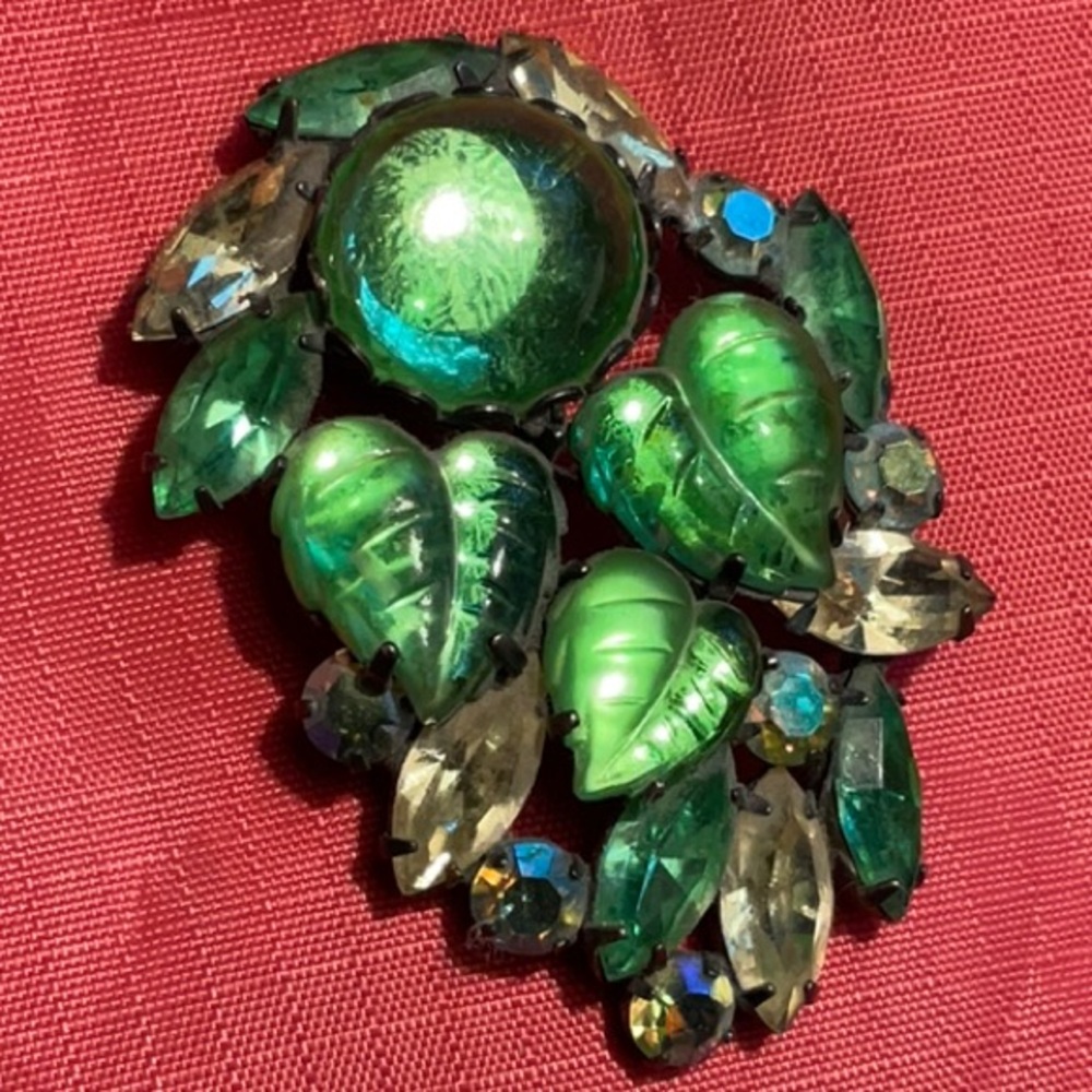 Vintage “HATTIE CARNEGIE Attributed” Molded‎ Glass Leaf Jelly Belly Brooch green